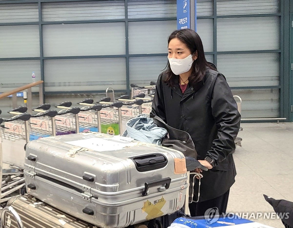 阿莫林：场地让我们很难联系前锋；下半场我们提高了速度